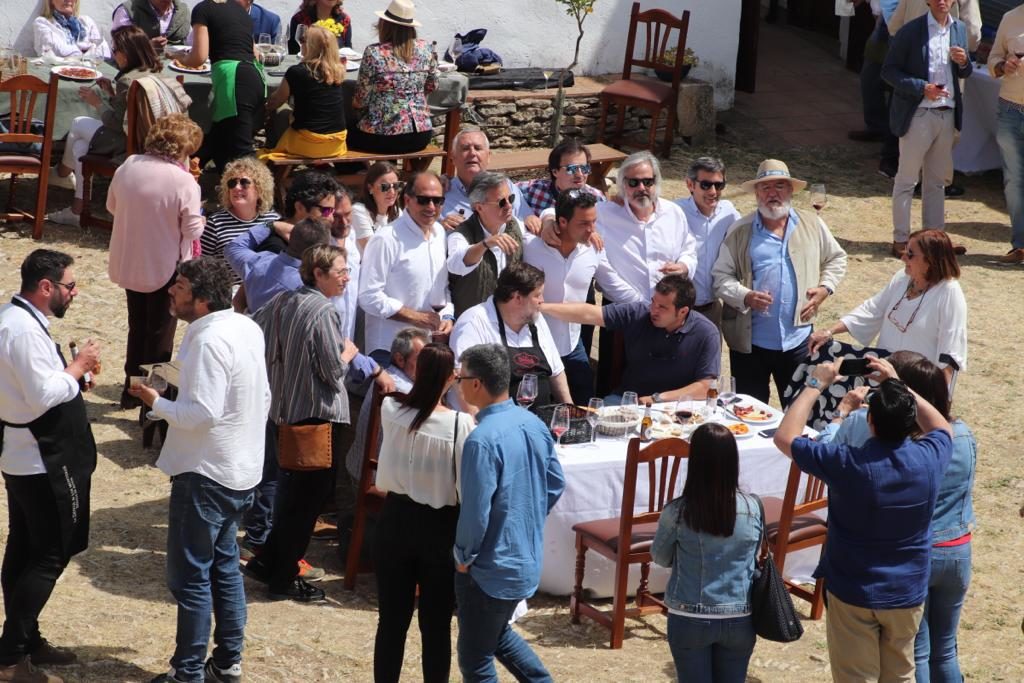 Mikel Zeberio, crítico gastronómico de Deia, rodeado de académicos y amigos